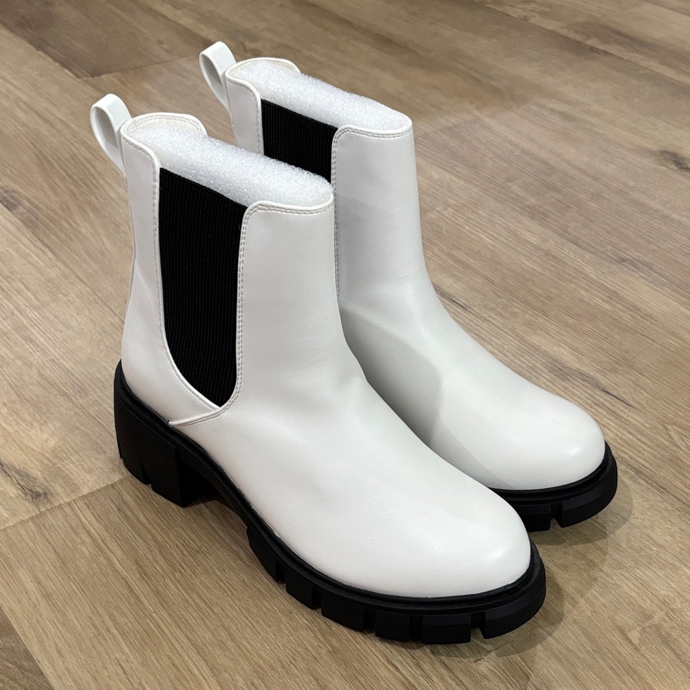 NEW Women’s IDIFU Pull On Chelsea Boots